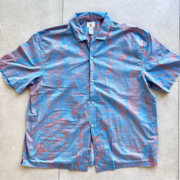 H&M Relaxed Fit Cotton Short Sleeve Shirt in Light Blue and Orange Peach Pattern - Picture 8 of 16
